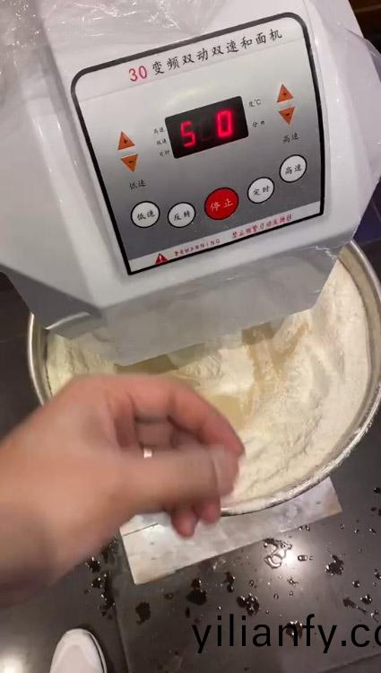 變(bian)頻雙(shuang)動雙(shuang)速(su)咊(he)麵機(ji)